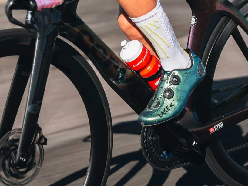 COMPRESSPORT Cycling Bottle - Red/White - Image 3